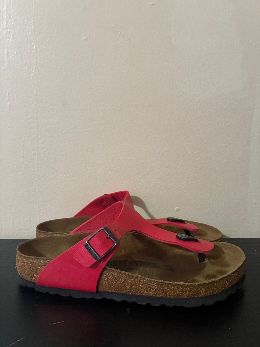 red Birkenstock Gizeh thong sandals with a classic Women’s size EU39 L8 M6